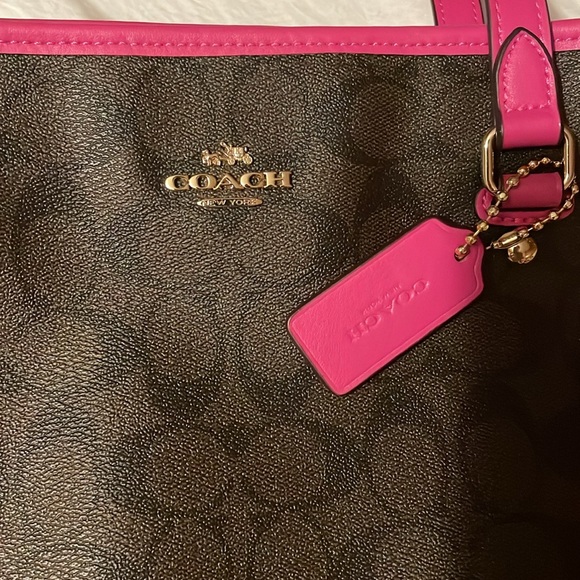 Medium Coach Shoulder Bag. - Picture 2 of 7